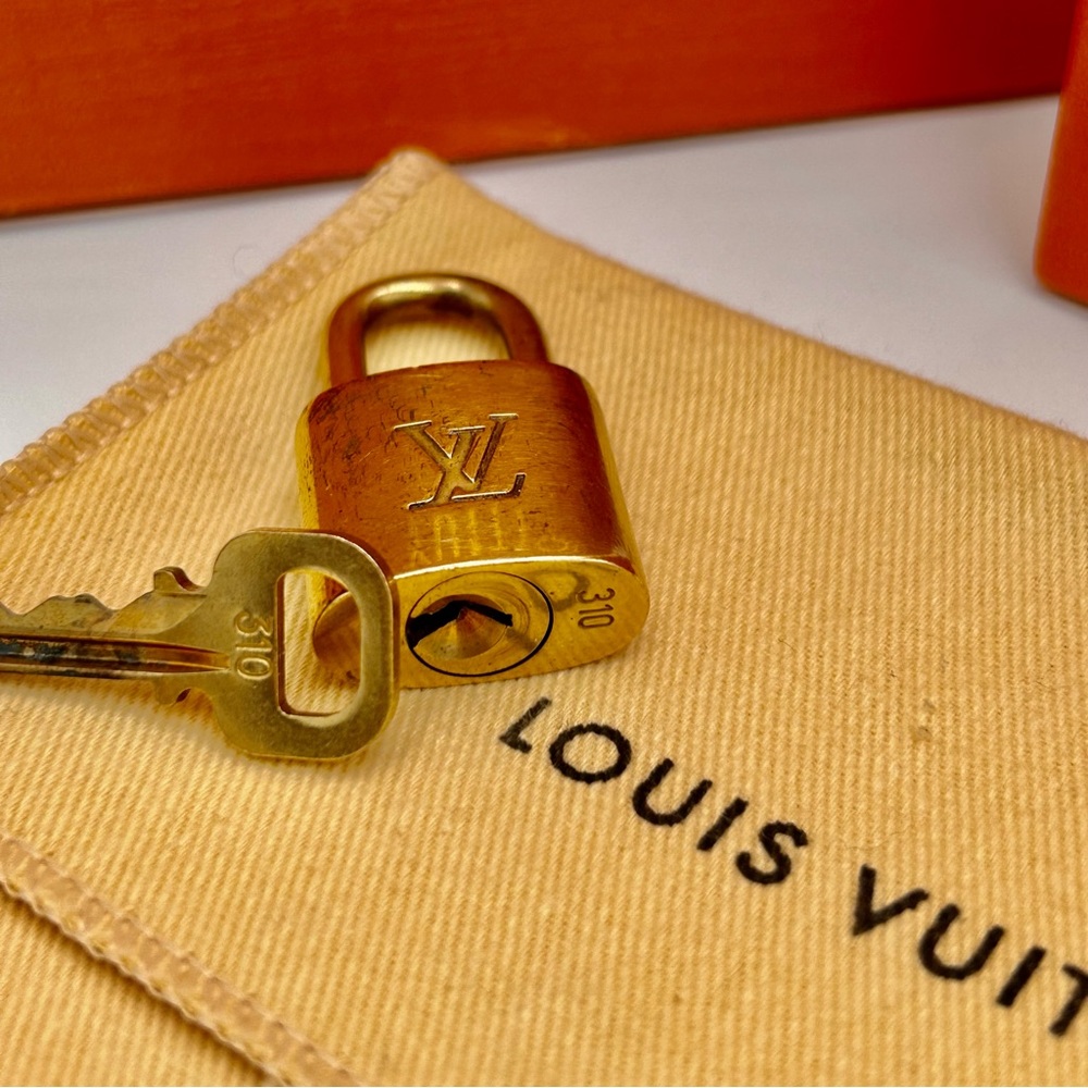 Louis Vuitton Reverse Monogram Cardholder - Picture 6 of 8